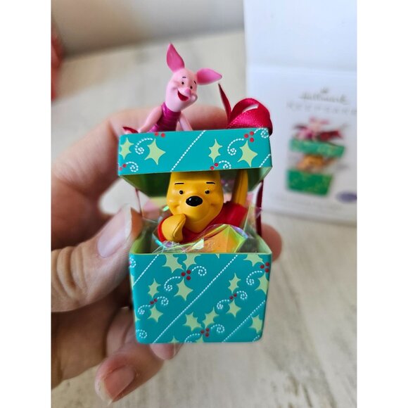Hallmark big present piglet Winnie the Pooh ornament new axis tree - Picture 8 of 8